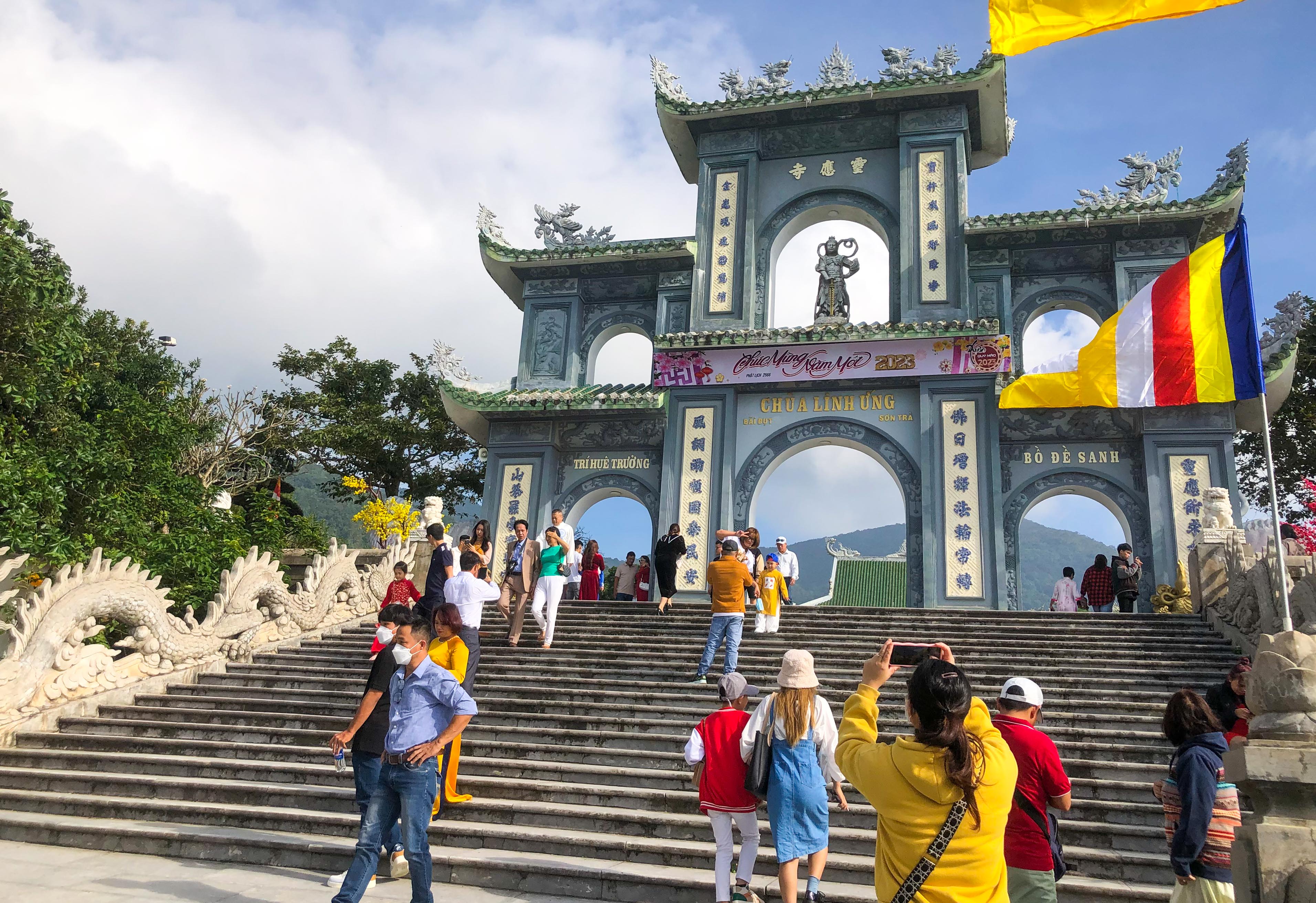 灵应寺年初一拥挤，民众游客祈福
