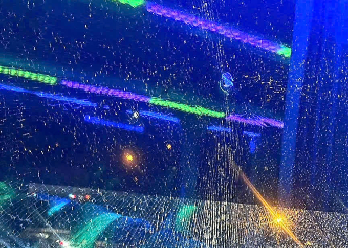 胡志明市-油曳高速公路上客车被砸碎玻璃