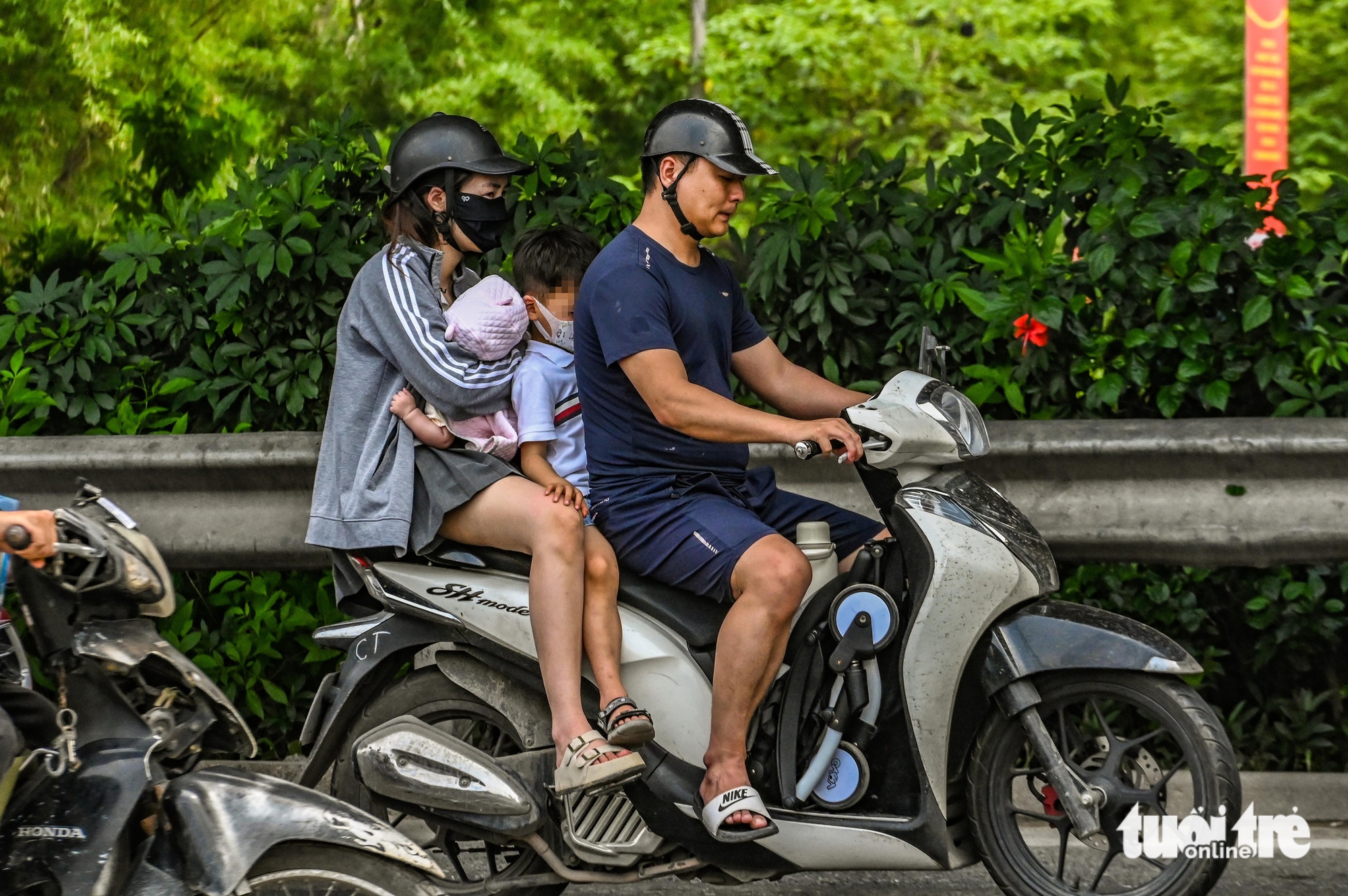尽管假期尚未结束，近7公里的车流仍涌入河内，即使中午出发也无法逃脱交通堵塞