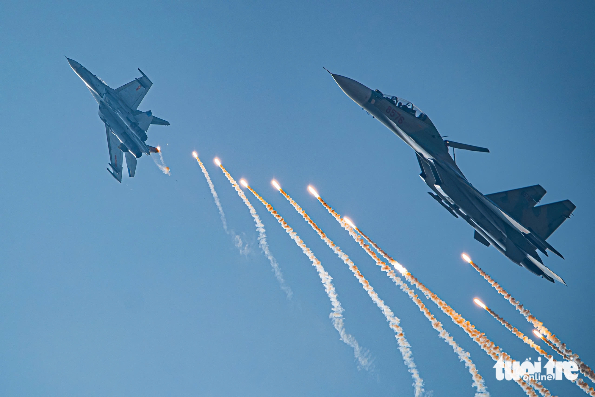 音乐家Nguyễn Văn Chung获Su-30MK2战斗机飞行员赠送干扰弹壳