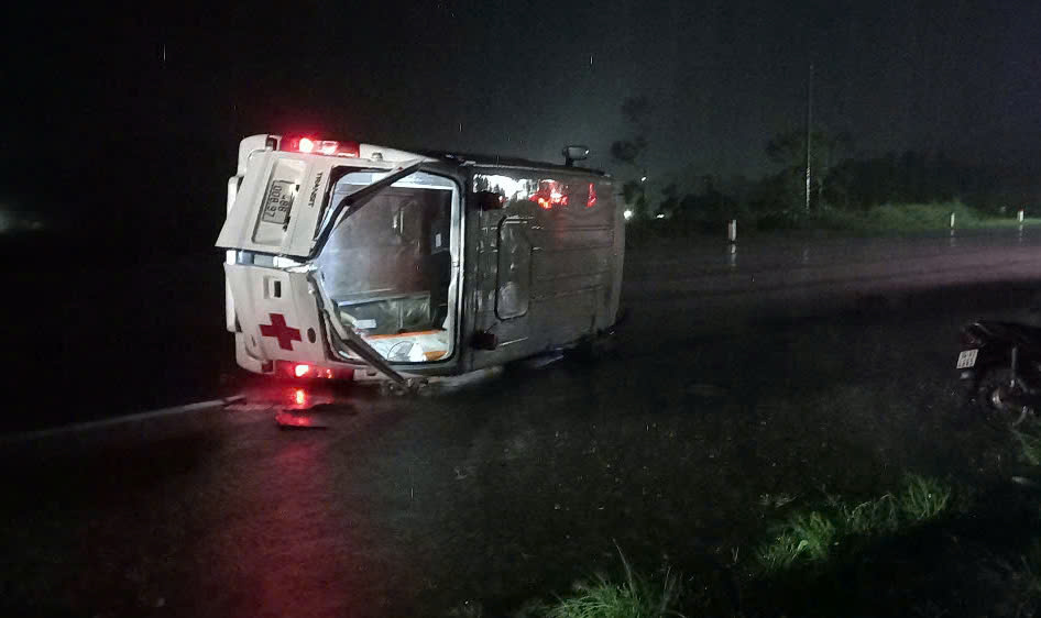 救护车与轿车猛烈相撞，1人死亡