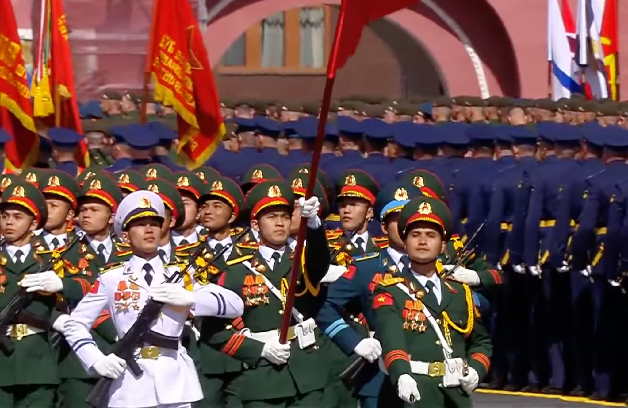 越南人民军68名军人在俄罗斯胜利日阅兵式上的形象