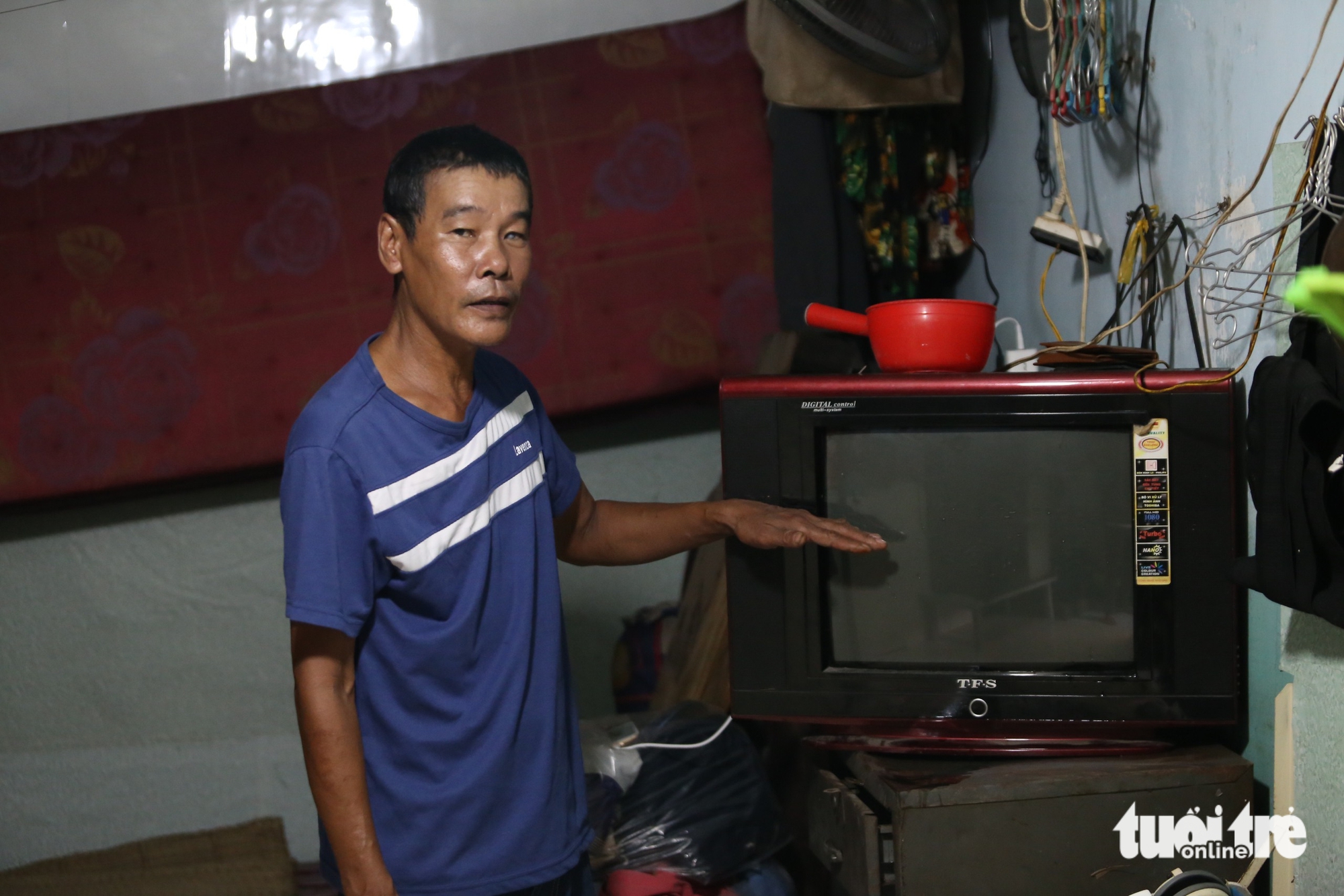 Thủ Đức租屋区居民在淹没半间房屋的大雨后艰难恢复