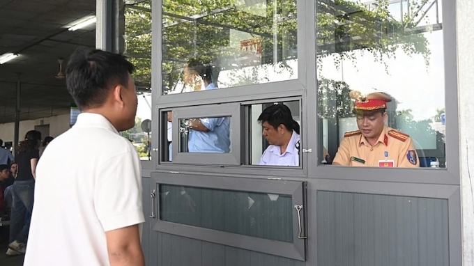 胡志明市交警首次组织驾照考试