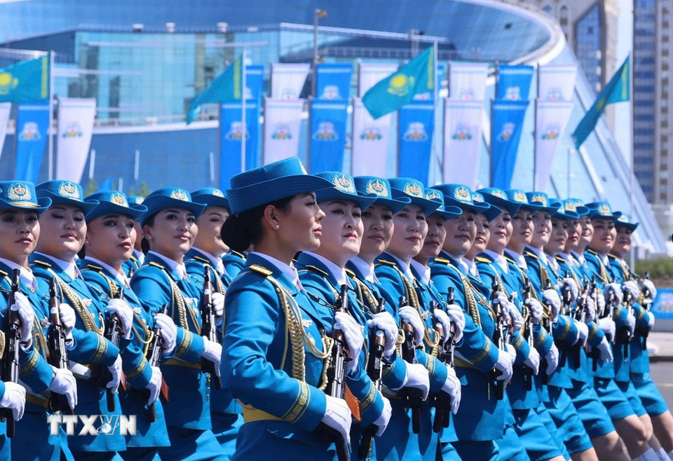 总书记苏林参加哈萨克斯坦胜利日阅兵仪式
