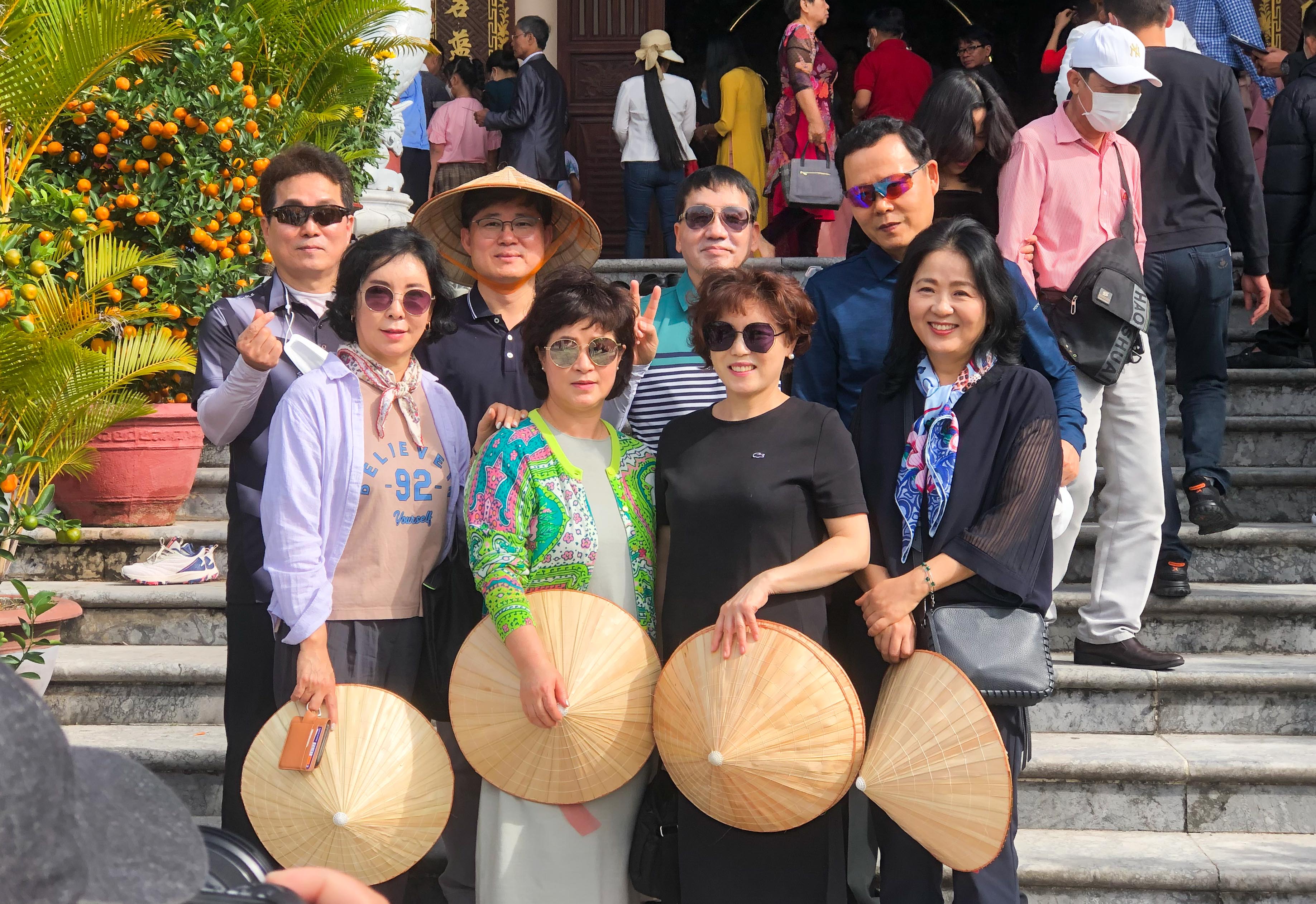 灵应寺年初一拥挤，民众游客祈福