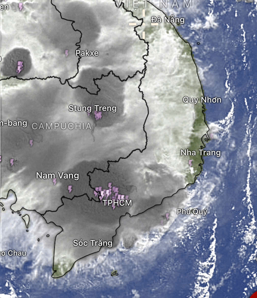 早上7点，胡志明市天空漆黑，预计降雨量达70毫米，阵风达8级