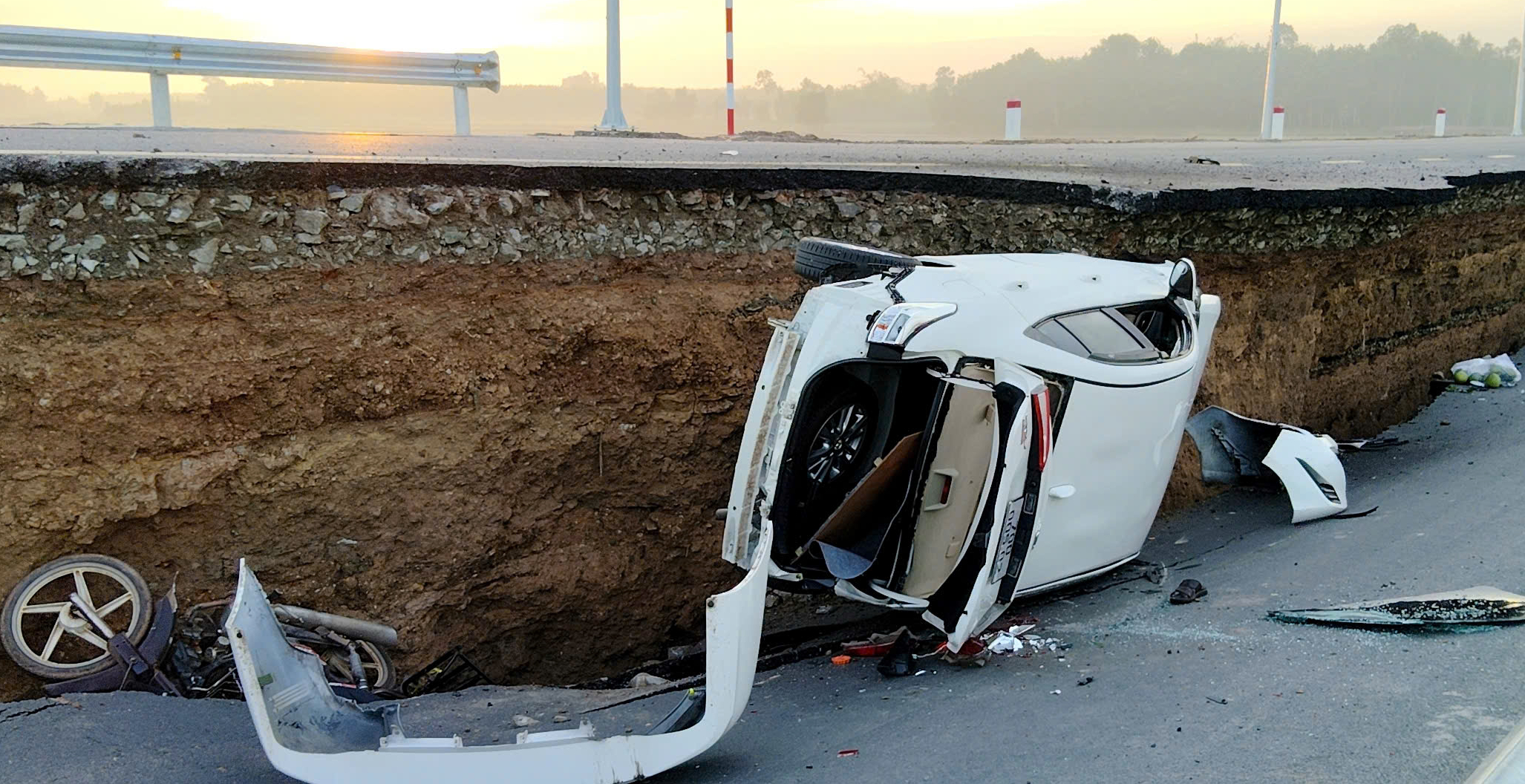 西宁道路塌陷，汽车和摩托车坠入深坑：6人需急救